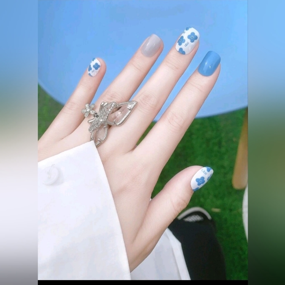 24pc white/blue floral design short square fake nail set